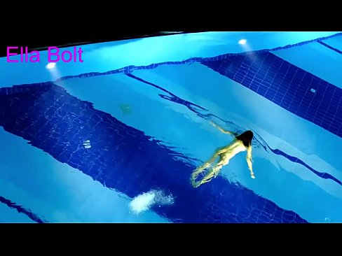 ❤️ Non podo deixar de mirar, unha moza loira que é sorprendida nadando espida na piscina do resort ELLA BOLT ❤❌ Vídeo de puta  na pornografía gl.kanalmoscow.ru